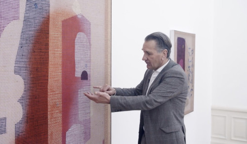 »A digital tour of the David Renggli: Bongos at the Lido exhibition with curator Andreas Baur.«, 2020<br /><br />A digital tour of the David Renggli: Bongos at the Lido exhibition with curator Andreas Baur. The exhibition
can be seen until July 12, 2020 in Villa Merkel, Gallery of the City of Esslingen.

David Renggli's work is permeated with humor, poetry or even musicality and is shown in the form of sculptures such as brightly colored scarecrows that appear in the form of lying fairground figures, gongs that decorate the walls like moon disks or extensive artist signatures that are basically nothing or designate the room at most. In addition, there are examples of his conceptual painting, such as the series of SUV paintings shown for the first time in Esslingen, in which David Renggli responds with a wink to the more and more widespread forms of road traffic, or his network images that build productive bridges to the history of Sculpture and sculpture. David Renggli also designs complex inter-media productions, 