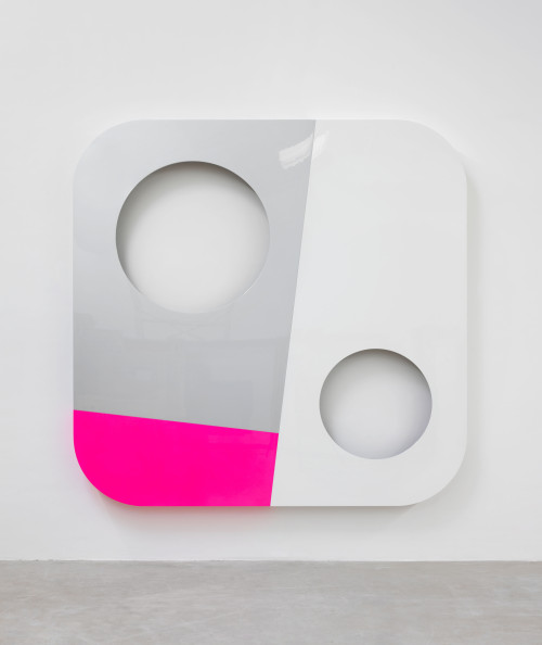 
     <i>instant vision 44</i>, 
     2008<br />
     lacquered aluminium, 
      280 x 280 x 15 cm<br />
     