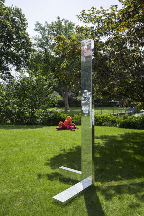 
     <i>Verstärker 29</i>, 
     2017<br />
     Aluminum, polished, 
      300 x 85,5 x 96,3 cm (118 x 33 2/3 x 38 in)<br />
     Installation view Wentrup am Feenteich, 2021