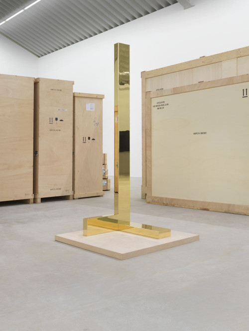 
     <i>Verstärker 26</i>, 
     2017<br />
     gold-plated aluminum, 
      200 x 57,2 x 64,2 cm<br />
     Studio view