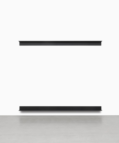 
     <i>Monoform 76</i>, 
     2019<br />
     two lacquered aluminum angles, 
      15 x 330 x 15 cm<br />
     