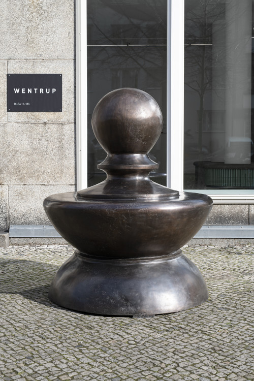 
     <i>Oschi</i>, 
     2020<br />
     Bronze, 
      169 x Ø 137,5 cm<br />
     