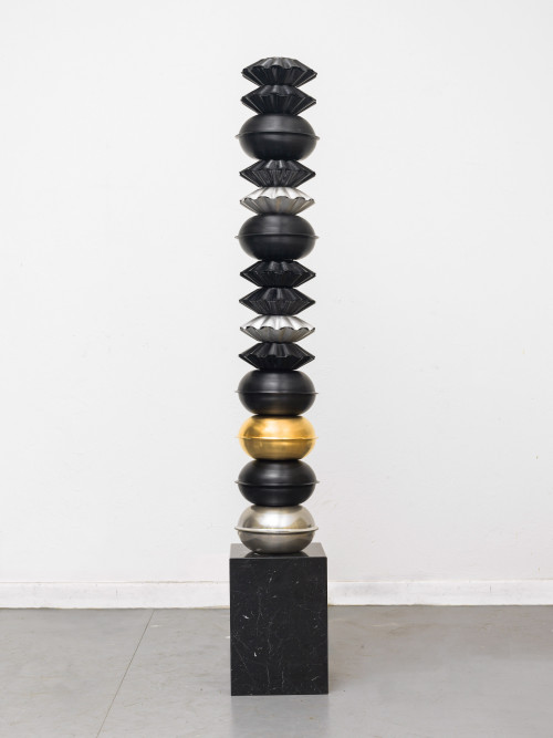 
     <i>laß meine Mitte deine Achse sein um die dein Leib sich windet (Neubauten)</i>, 
     2015<br />
     compression-molded records, metal bar, marble plinth, 
      220 x 33,5 x 33,5cm<br />
     
