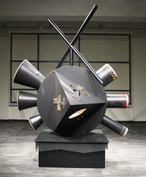 <i>Resonator</i>,
2018<br />
wood, metal, harp, chimes, drums, didgeridoos, aabguitar, mame and strings, goatskin,
314 x 242 x 228 cm<br />
Installation view