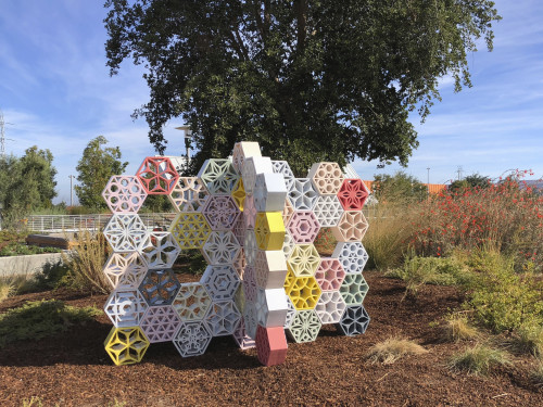 <i>Jali Blossom Hedge</i>,
2018<br />
glazed ceramics,
135 x 120 x 200 cm<br />
Menlo Park, California, U.S.A