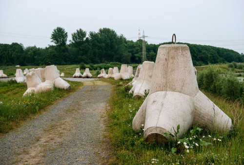 <i>Wellenbrecher (Wave-Breaker)</i>,
2016<br />
Installation in public space, Emscherkunst Triennial, 2016,
60 concrete tetrapods (2,20 × 2,20 × 2,20 m each, 6 tonnes) 130 × 20 m<br />