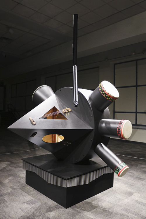 <i>Resonator</i>,
2018<br />
wood, metal, harp, chimes, drums, didgeridoos, aabguitar, mame and strings, goatskin,
314 x 242 x 228 cm<br />
Installation view