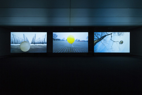 <i>Traces</i>,
2015<br />
3-channel video installation, HD video, each audio channel mono, each film 6 min,
<br />
Kunstmuseum Stuttgart Sparda-Kunstpreis »Kubus« 15. Mai 2015 - 13. September 2015. Nevin Aladag, Peter Vogel, Discoteca Flaming Star.