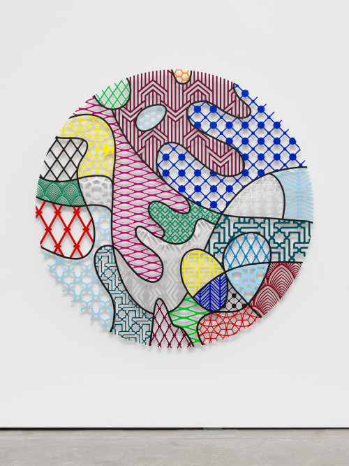 <i>Pattern Kinship, pollen</i>,
2018<br />
waterjet cut aluminium, acrylic paint,
t = 1, Ø 160 cm<br />