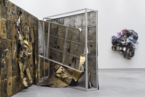 
     <i>Il balletto della crisi</i>, 
     1988<br />
     newspaper, aluminium, 
      720 x 610 x 325 cm<br />
     Exhibition view Neues Museum Nuremberg, Germany, 2016