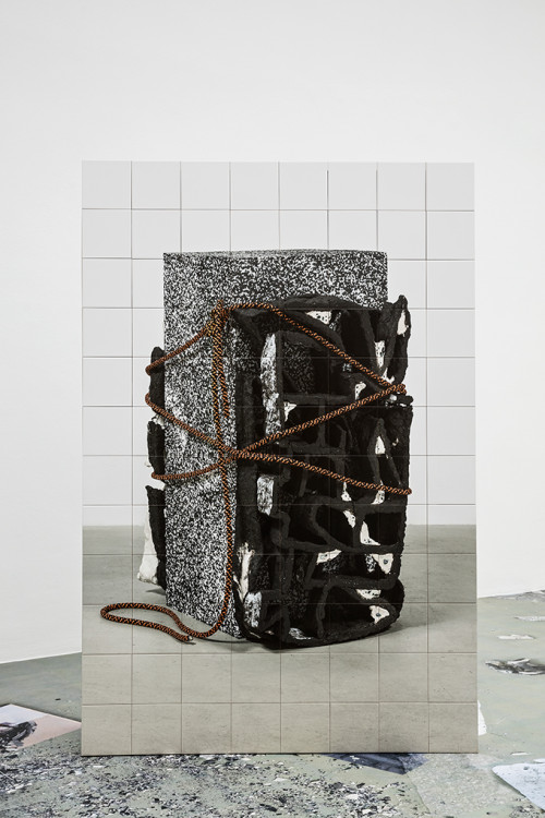 
     <i>grid 5</i>, 
     2017<br />
     printed tiles and wood, 
      240 x 160 x 40 cm<br />
     