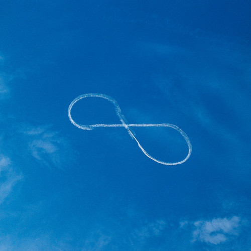 
     <i>Unendlich: Beschreibung des Himmels, Kondensstreifenaktion (description of heaven, action with condensation trail)</i>, 
     1986<br />
     Photo, 
      124 x 124 cm<br />
     