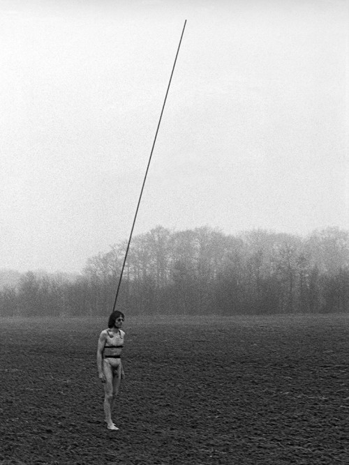
     <i>Timm Ulrichs, den Blitz auf sich lenkend</i>, 
     1977<br />
     photo, 
      120 x 80 cm<br />
     