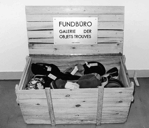 
     <i>Fundbüro - Galerie der Objets trouvés</i>, 
     1970/74<br />
     Lost and Found – Gallery of Objets Trouvés, 
      58 x 113 x 58 cm<br />
     