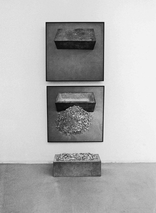 
     <i>Trog, sich selbst beinhaltend</i>, 
     1969/75<br />
     Sandstone, 
     <br />
     